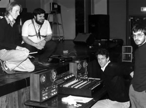 Richard Lloyd, Bernard Savoie, John Oliver (à la régie) et Claude Schryer, 1983, élèves d’alcides lanza au studio EMS, et membres du GEMS (Group of the Electronic Music Studio)